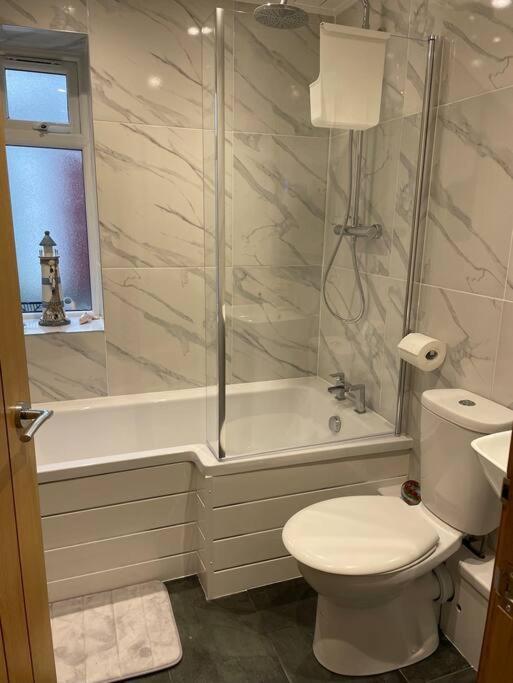 3 Bedroom Terrace Holiday Home Грейт-Торрингтон Экстерьер фото
